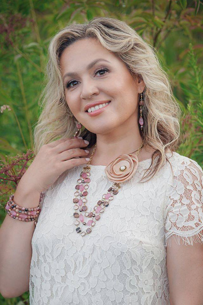 Rhodonite Muse jewellery set on a model