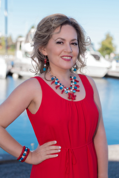 Cruise Muse jewellery set on a model